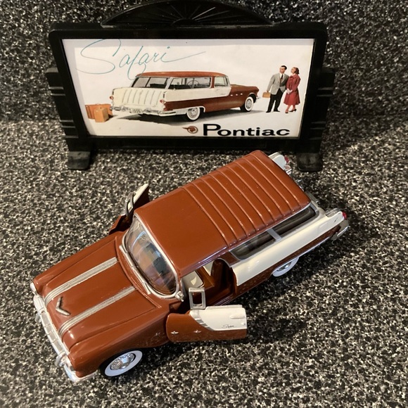 Vintage Road Champs ‘Fabulous 50’s’
Die Cast Vehicle
1955 PONTIAC SAFARI - Picture 2 of 13